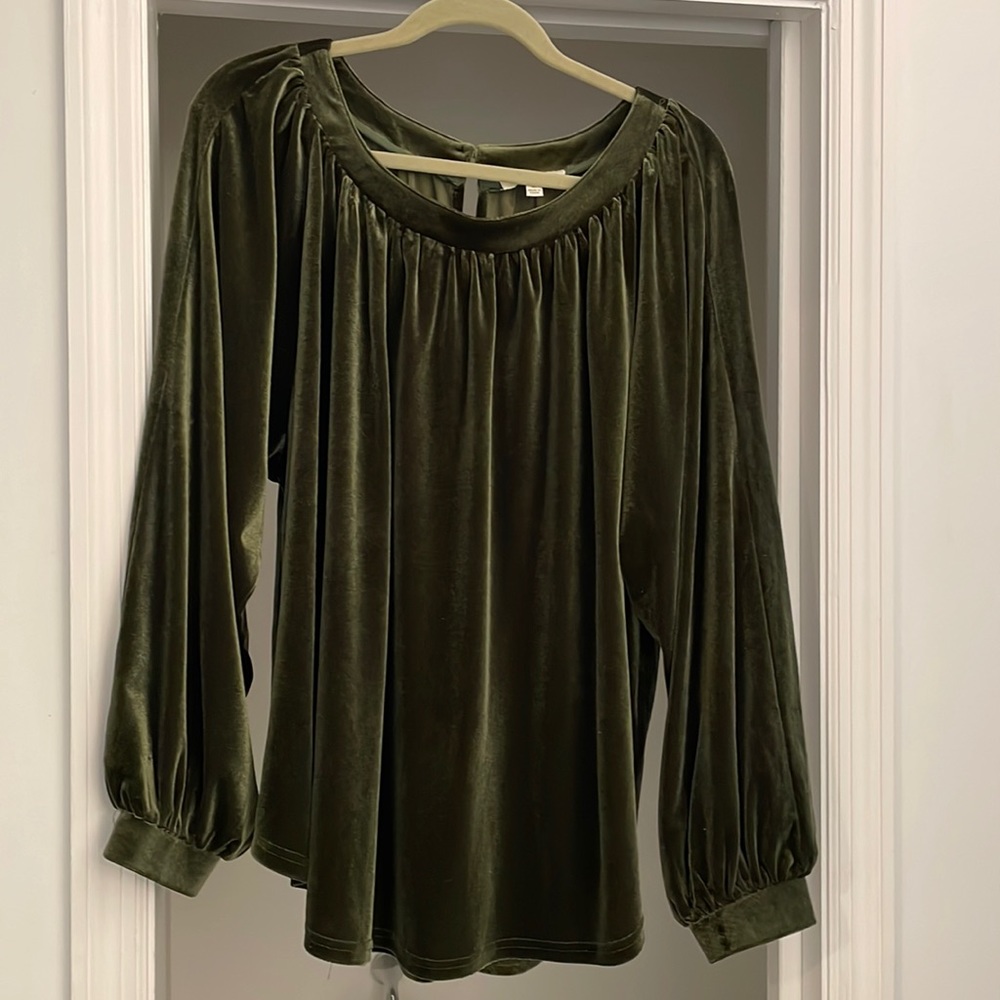 Beautiful olive green velvet Umgee too